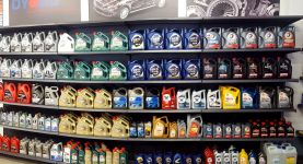 Oleje samochodowe na półkach w hurtowni samochodowej Car-Zone