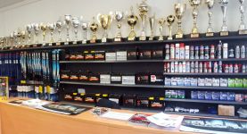 Wnętrze sklepu Car-Zone ze stanowiskami obsługi klienta i regałami z produktami samochodowymi