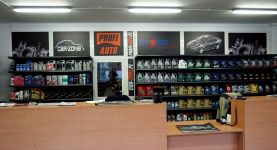 Wnętrze sklepu motoryzacyjnego Car-Zone ze stanowiskami obsługi klienta i półkami z asortymentem